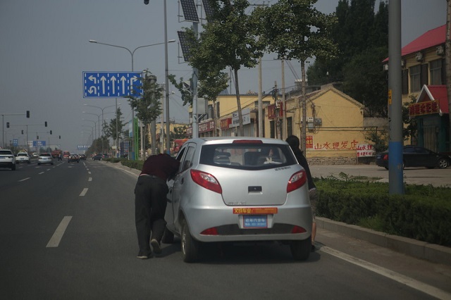 汽車電瓶沒電之推車啟動(dòng)